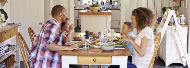 Familie aan tafel